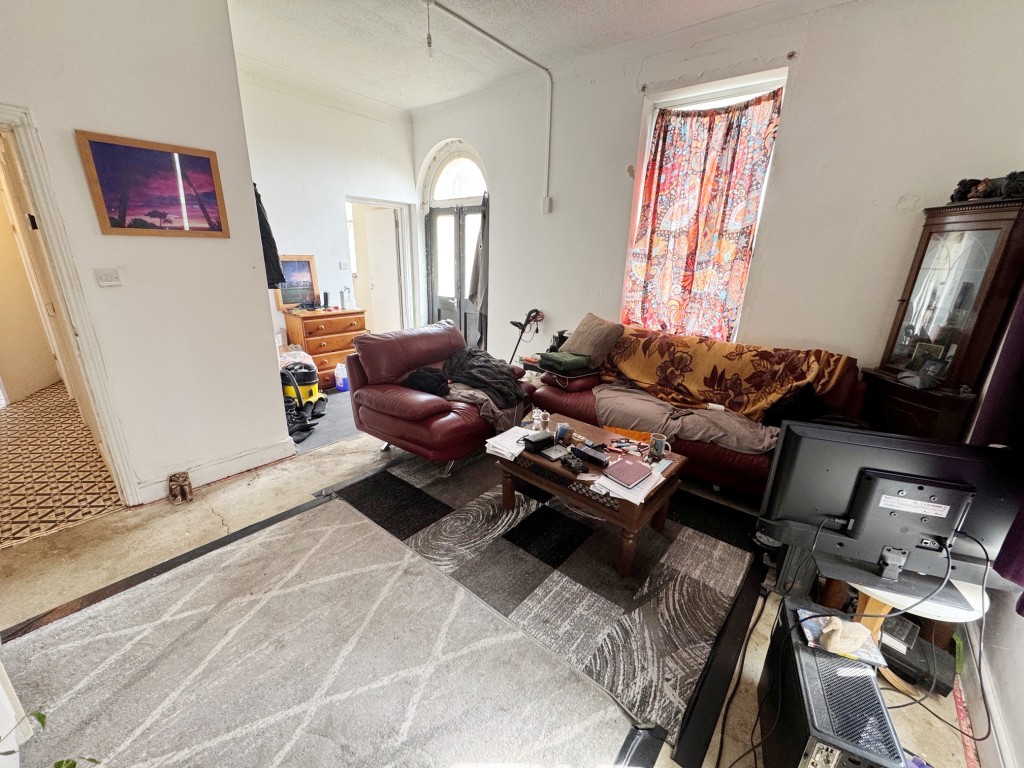 Lot: 132 - PERIOD FREEHOLD BLOCK OF SIX FLATS WITH OFF STREET PARKING - Hay House - Flat 1 - living room